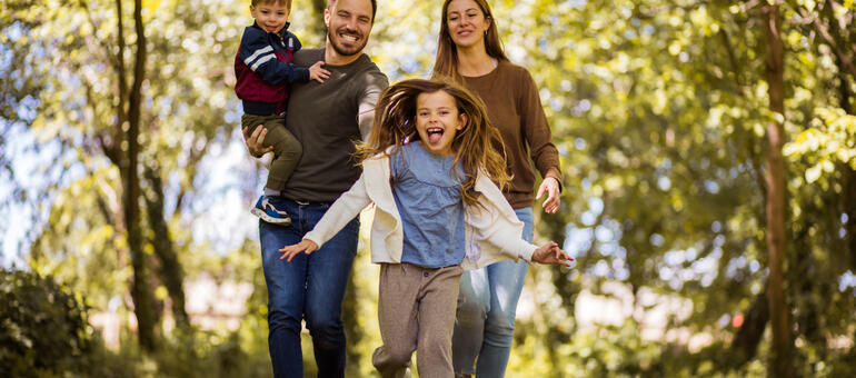 Famil of four walk in the park