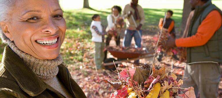 Multi-generations do Fall yard clean up
